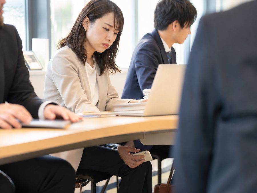 会議中にスマホを気にする様子